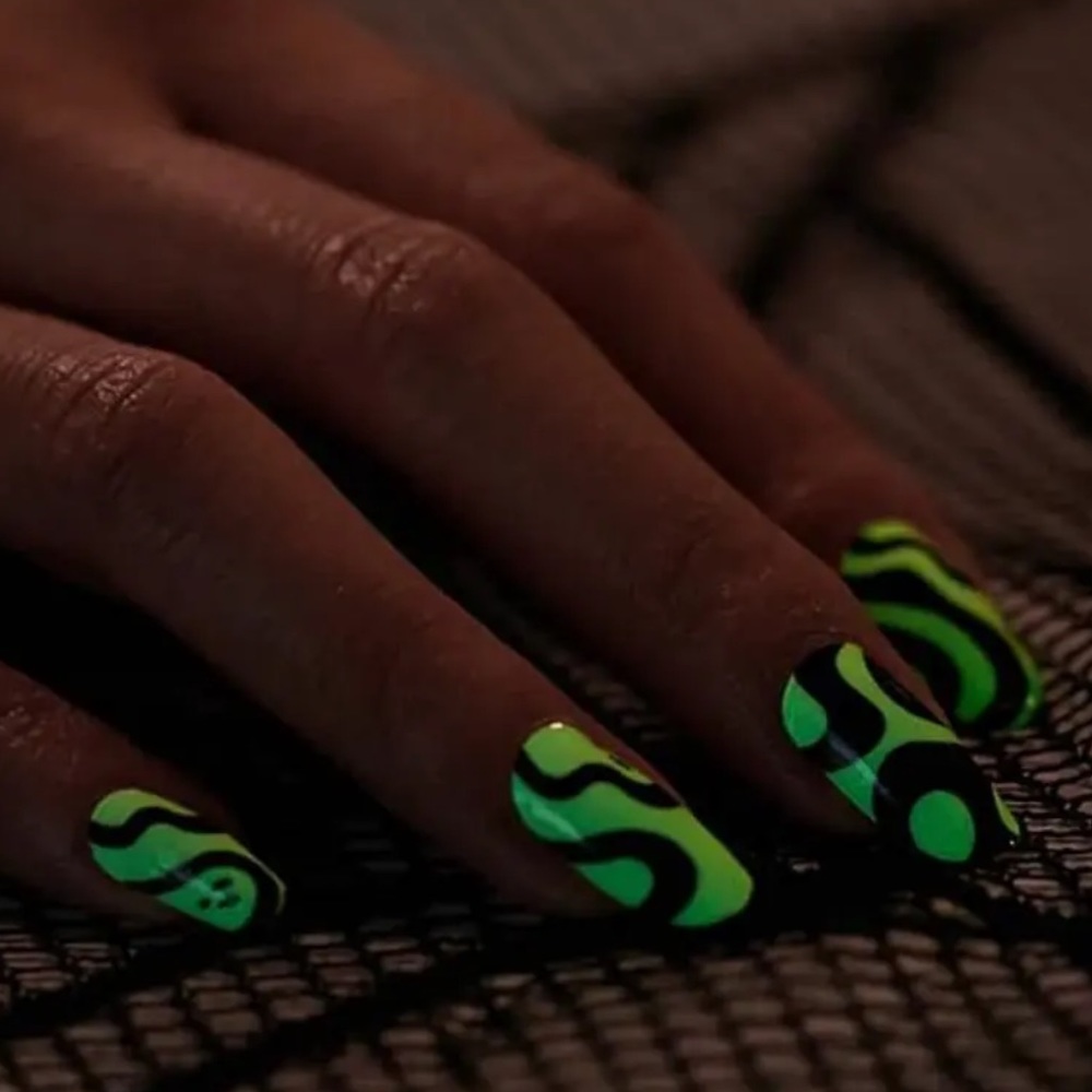 *Retired* Color Street: Feeling Fab-boo-lous | Halloween Glow in the Dark Black - Picture 8 of 14